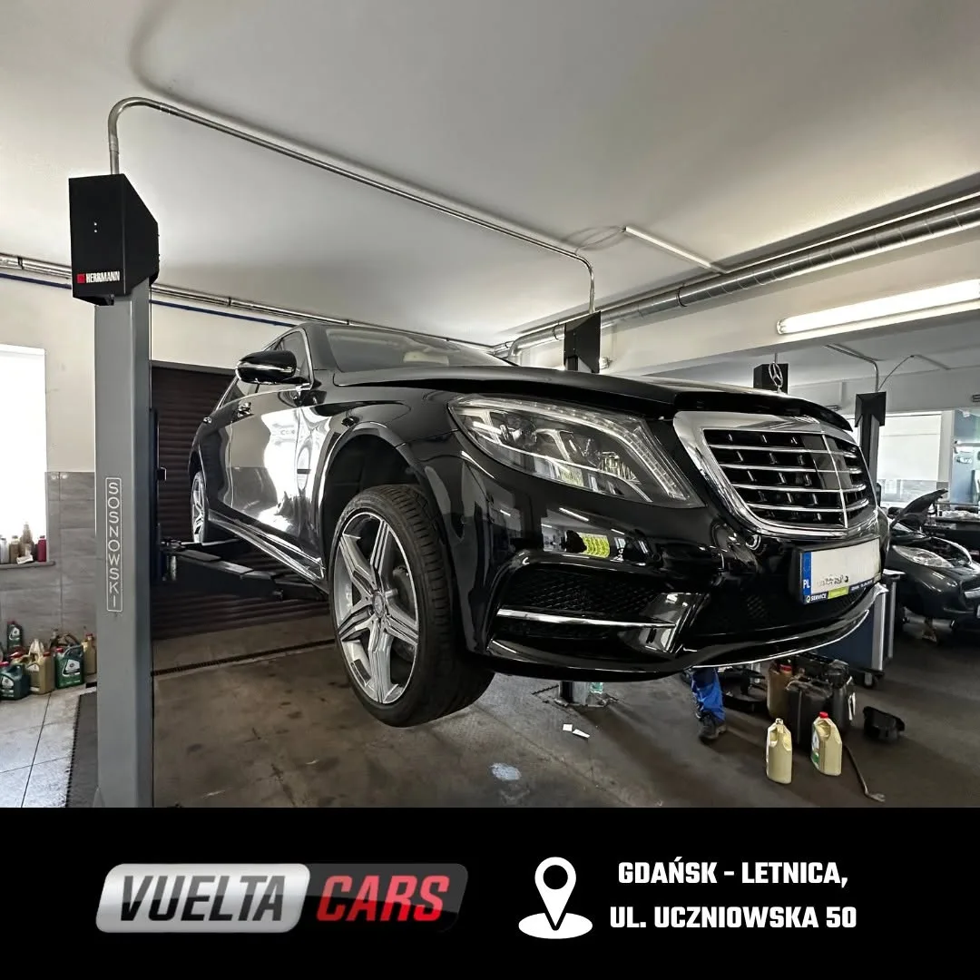 Mercedes na podnośniku w hali Vuelta Cars