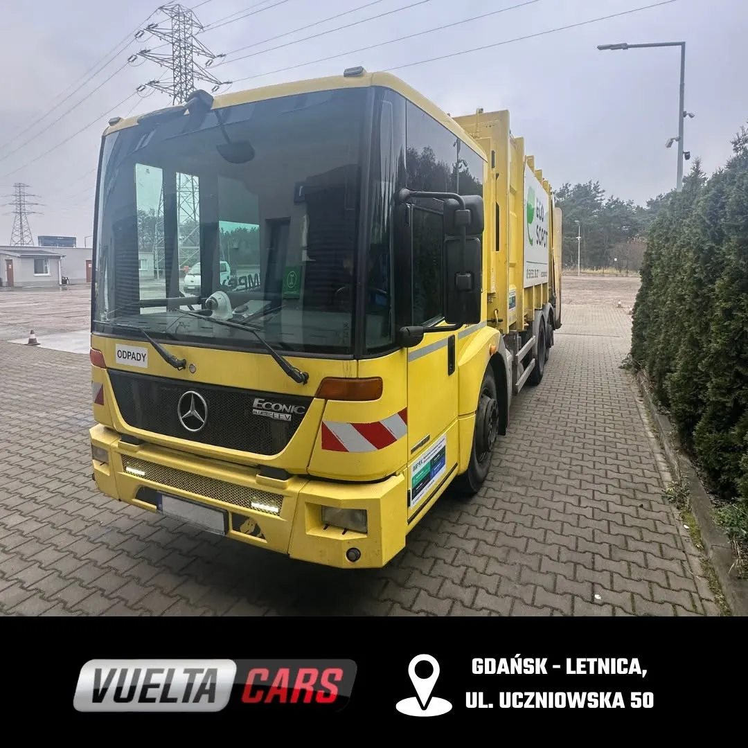 Żółty Mercedes Econic z zabudową komunalną na placu