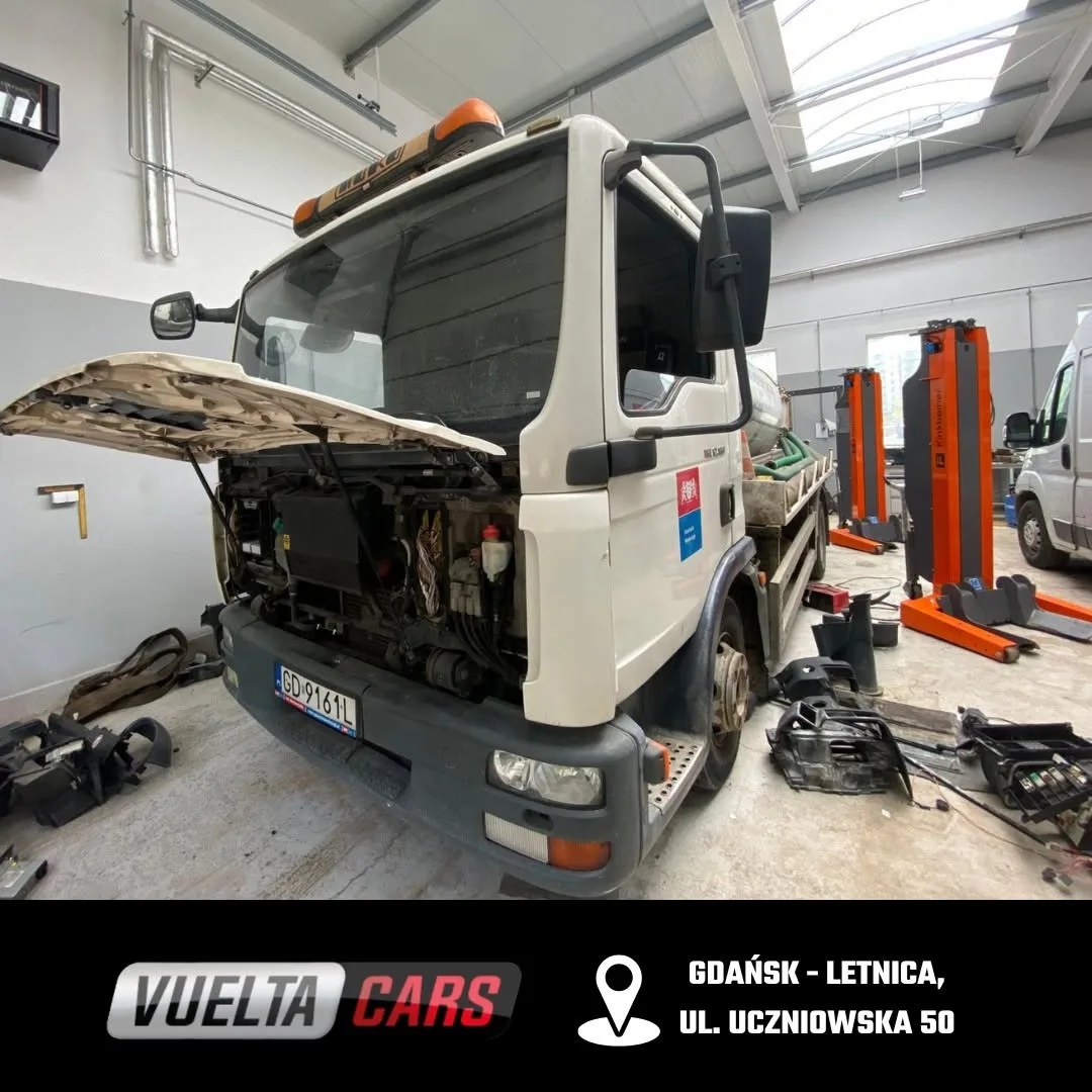 Samochód ciężarowy MAN z otwartym przodem w warsztacie Vuelta Cars